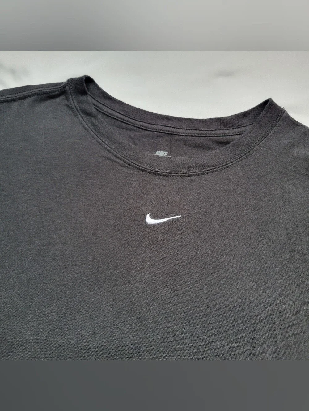 Nike Cropped Athletic Slim Fit Tee Womens Medium With Embroidered Logo Black